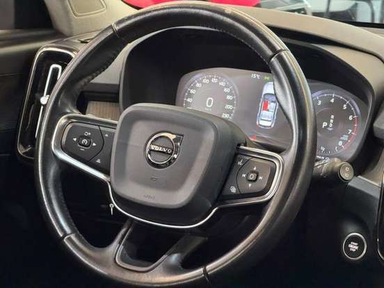 VOLVO-XC40-2020
