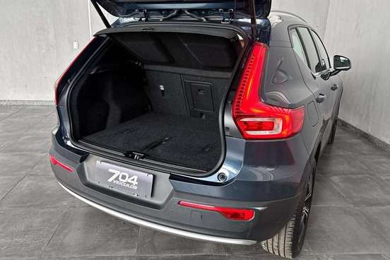 VOLVO-XC40-2020