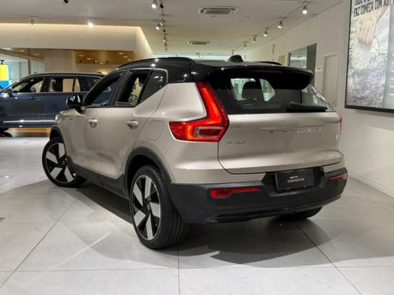 VOLVO-XC40-2022