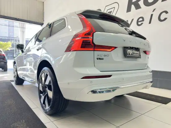 VOLVO-XC60-2023