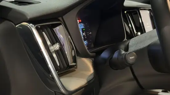 VOLVO-XC60-2023