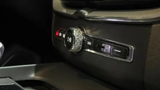 VOLVO-XC60-2023