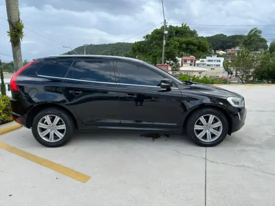 VOLVO-XC60-2017