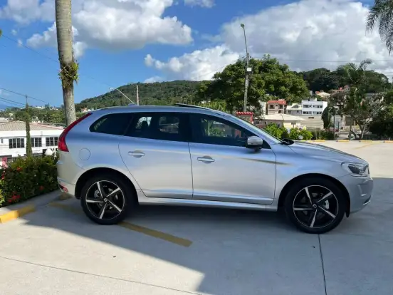 VOLVO-XC60-2017
