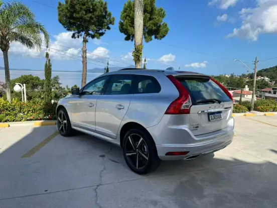 VOLVO-XC60-2017