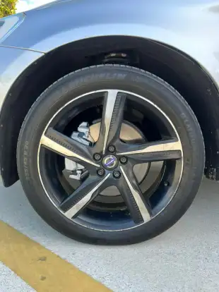 VOLVO-XC60-2017