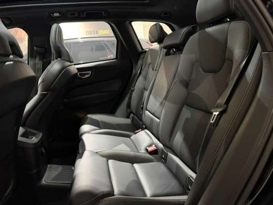 VOLVO-XC60-2023