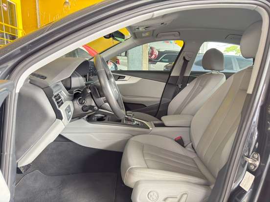 AUDI-A4-2022