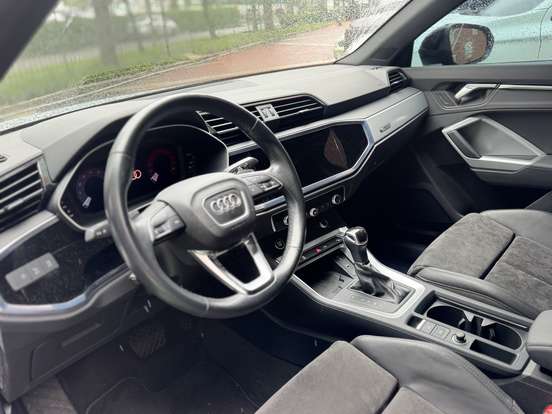 AUDI-Q3-2021