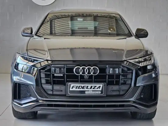 AUDI-Q8-2021