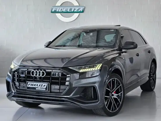 AUDI-Q8-2021