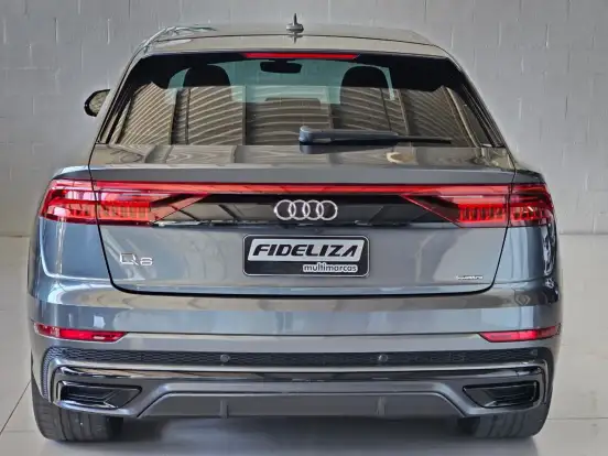 AUDI-Q8-2021