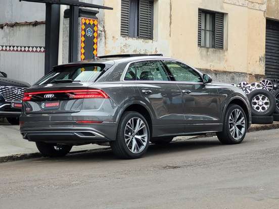 AUDI-Q8-2020