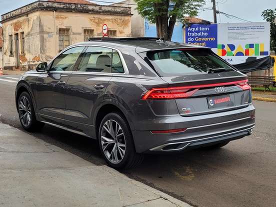 AUDI-Q8-2020