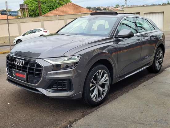 AUDI-Q8-2020