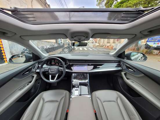 AUDI-Q8-2020