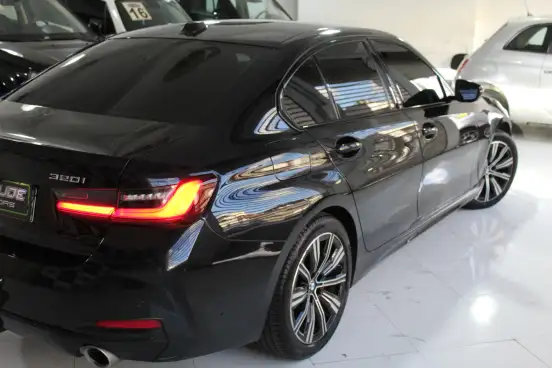 BMW-320i-2022