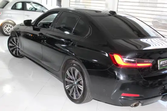 BMW-320i-2022
