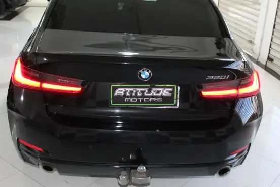 BMW-320i-2022