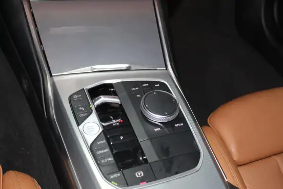 BMW-320i-2022