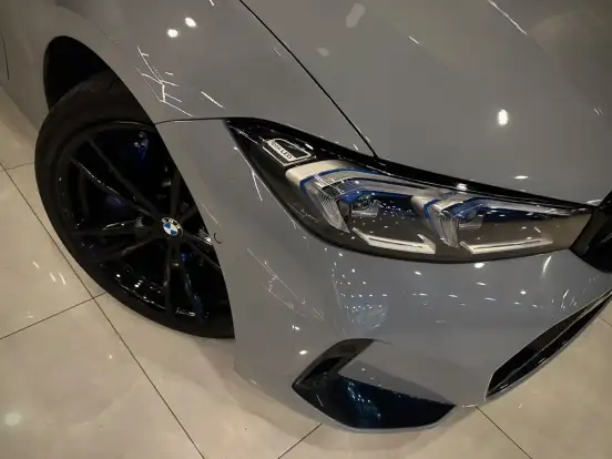 BMW-320i-2023