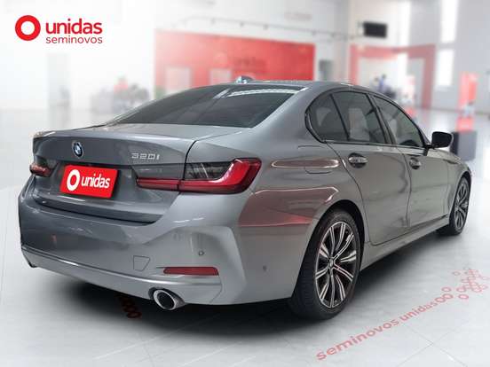 BMW-320i-2023