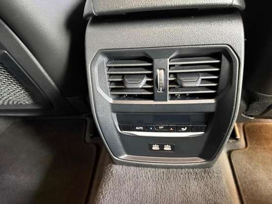 BMW-320i-2022