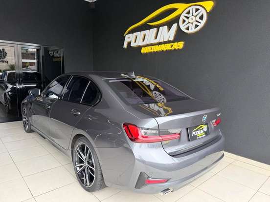 BMW-320i-2022
