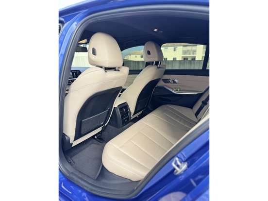 BMW-320i-2022