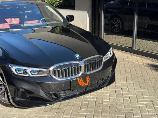BMW-320i-2022