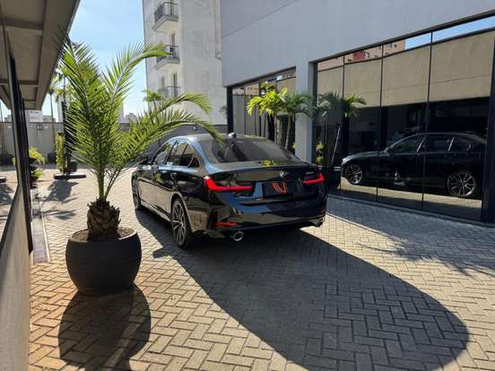 BMW-320i-2022