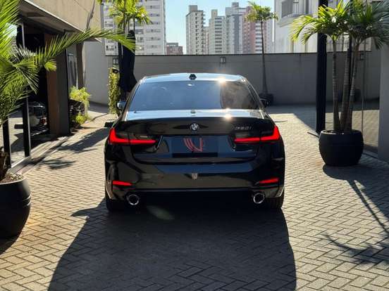 BMW-320i-2022