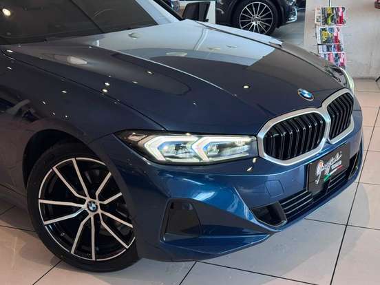 BMW-320i-2022