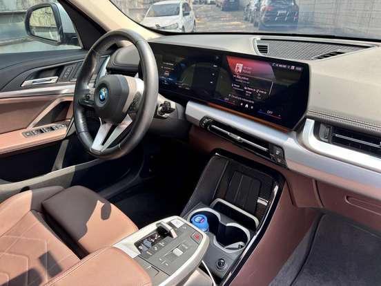 BMW-iX1-2025