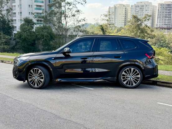 BMW-iX1-2023