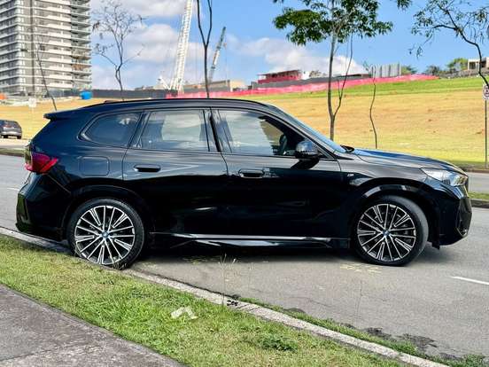 BMW-iX1-2023