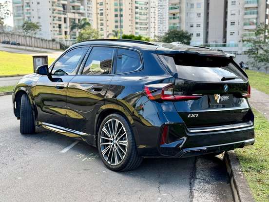BMW-iX1-2023