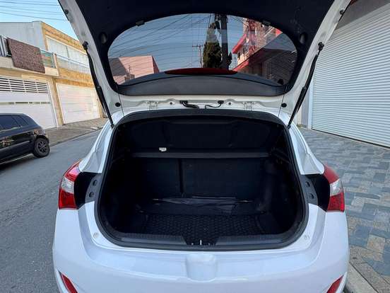 HYUNDAI-I30-1.8 MPI 16V GASOLINA 4P AUTOMATICO HYUNDAI-I30-2015