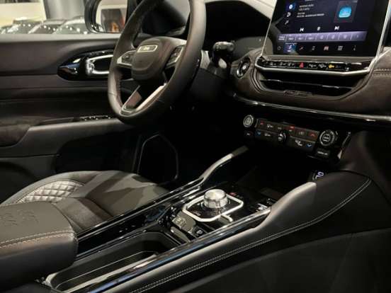 JEEP-COMMANDER-2.0 HURRICANE 4 TURBO GASOLINA BLACKHAWK AT9 JEEP-COMMANDER-2025