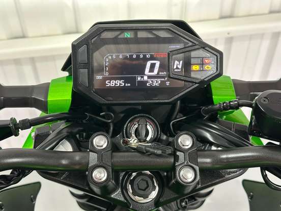 KAWASAKI-Z500-2025
