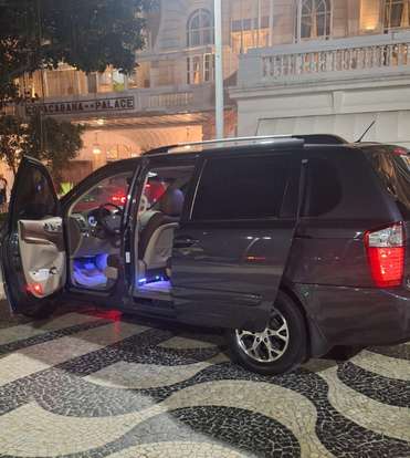 KIA-CARNIVAL-2014