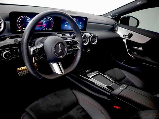 MERCEDES-BENZ-CLA 200-2025