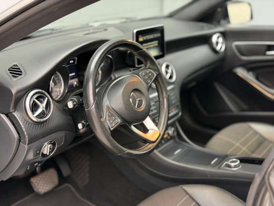 MERCEDES-BENZ-CLA 200-1.6 VISION 16V GASOLINA 4P AUTOMÁTICO MERCEDES-BENZ-CLA 200-2015