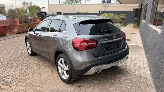 MERCEDES-BENZ-GLA 200-2017