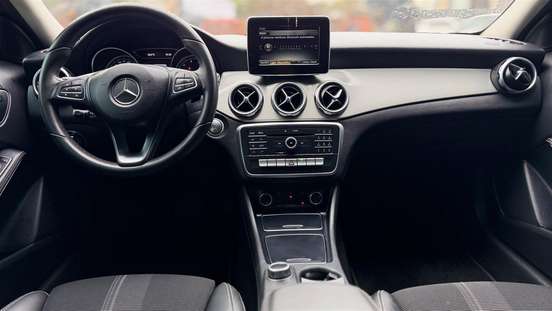 MERCEDES-BENZ-GLA 200-2017