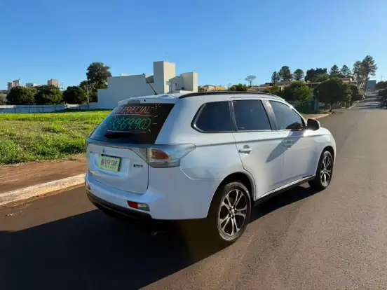 MITSUBISHI-OUTLANDER-2013