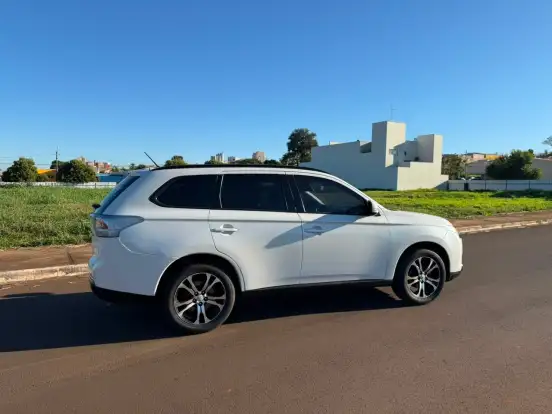 MITSUBISHI-OUTLANDER-2013