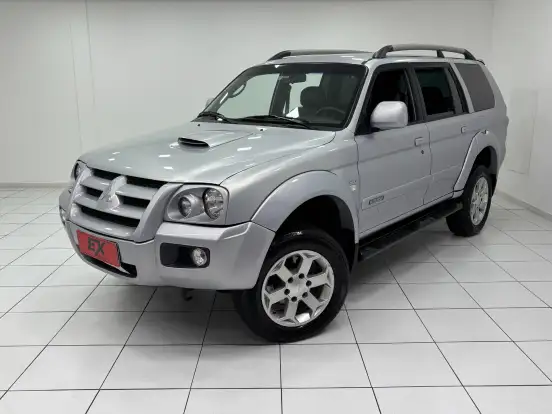 MITSUBISHI-PAJERO-2011