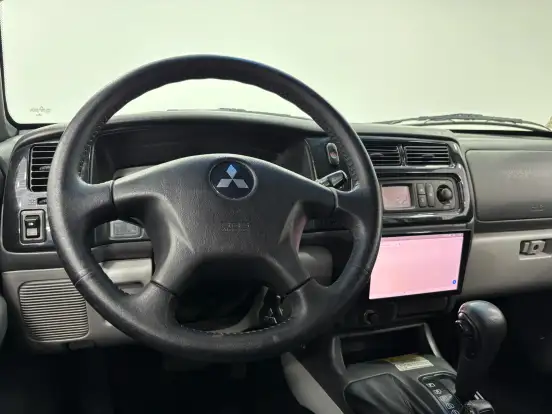 MITSUBISHI-PAJERO-2011