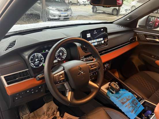MITSUBISHI-OUTLANDER-2.4 PHEV SIGNATURE S-AWC DHT MITSUBISHI-OUTLANDER-2025